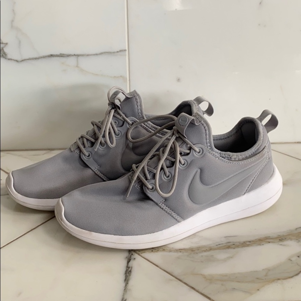 Nike roshe running sneakers (solid gray)